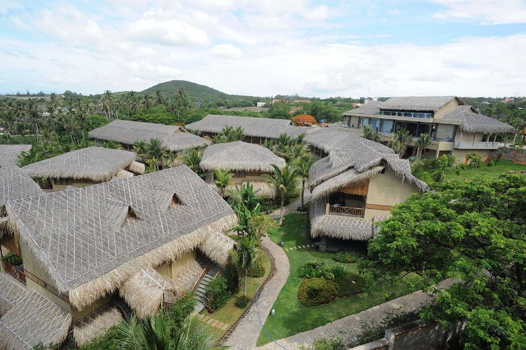 Aroma Beach Resort and Spa mang đến không gian sống đậm chất làng quê Việt Nam với cung đường quanh co và mái nhà lợp tranh. (Nguồn: Internet)