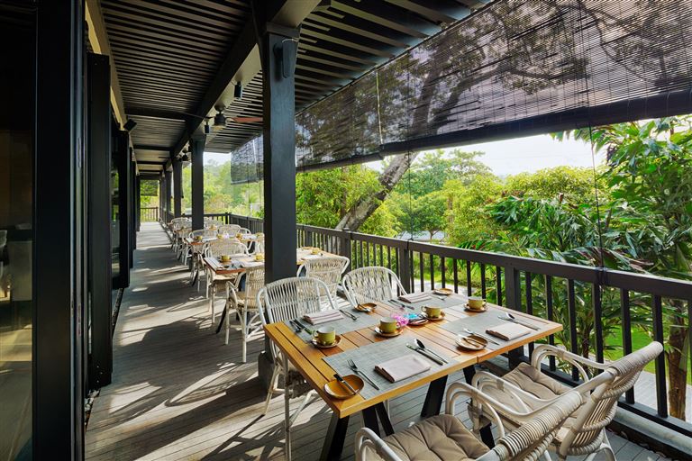 Nhà hàng Ocean Reflection có không gian dùng bữa thoáng đãng, cung cấp các món ăn Việt Nam và quốc tế tươi ngon. 
