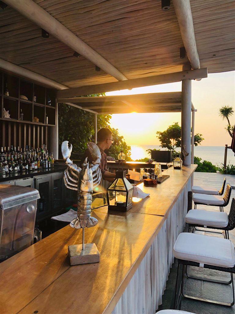 Resort Nam Nghi Phú Quốc sở hữu một quán bar nhỏ tại hồ bơi, cung cấp đồ uống nhiệt đới và đồ ăn nhẹ cho khách hàng. 