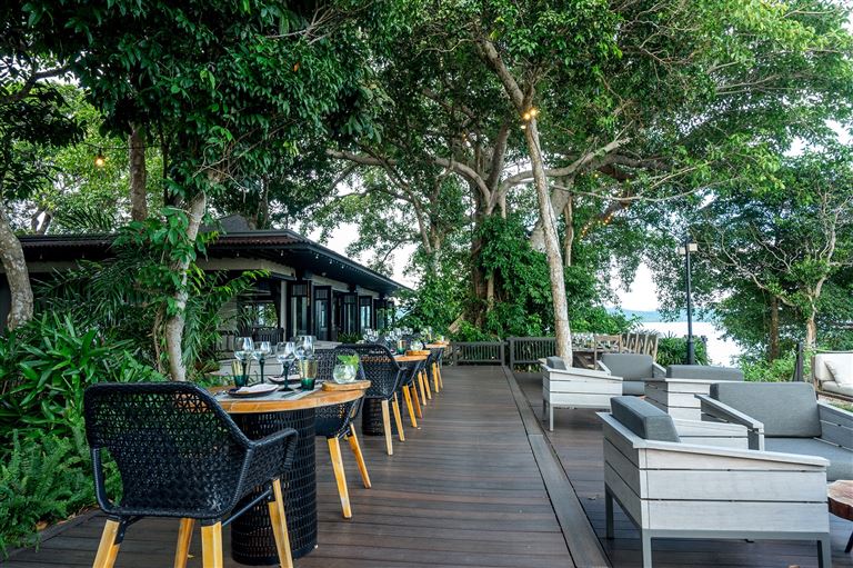 Tree House là nhà hàng đem đến không gian ăn uống mát mẻ, tầm nhìn hướng biển cực chill. 