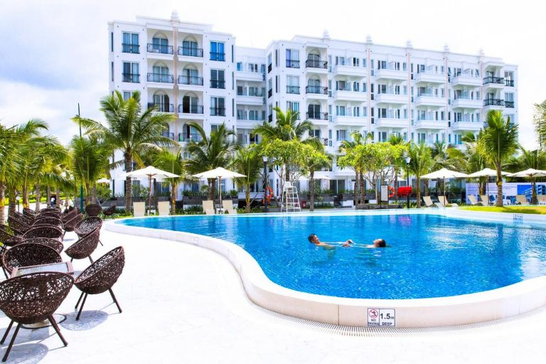 Cham Oasis Nha Trang Resort Condotel gây ấn tượng với du khách với cái tên gọi Ốc Đảo Xanh có tổng diện tích lên đến 60 000m2. 