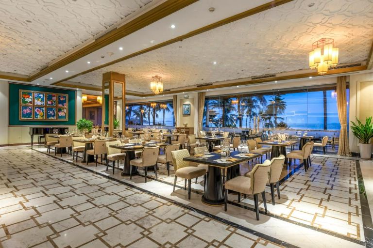 Nhà hàng Lotus nằm tại tầng 1 của khu Excutive với quy mô lớn với view hướng ra bãi biển và vịnh Nha Trang rất đẹp mắt. (Nguồn ảnh: Booking.com)