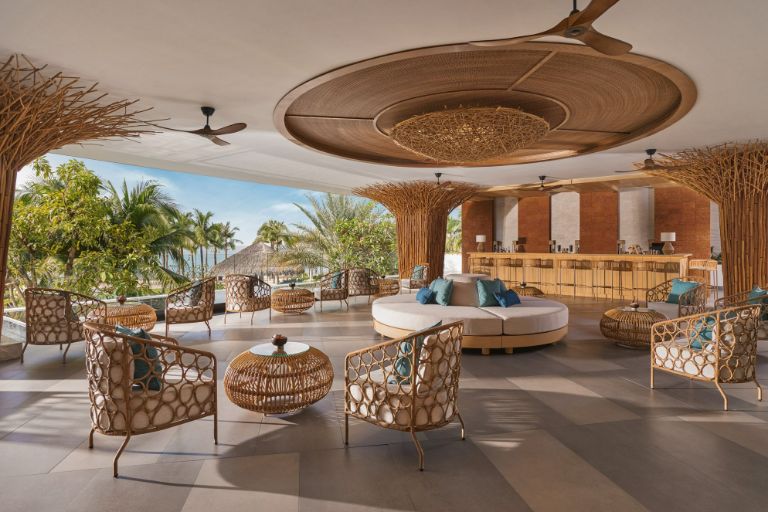 Khu vực quán bar và cafe của Boma Resort Cam Ranh mang phong cách thiết kết hiện đại tinh tế với không gian mở thoáng với thiên nhiên. (Nguồn ảnh: booking.com)