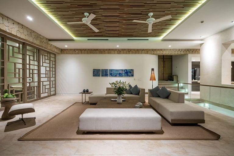 Mia Luxury Five-Bedroom Residence có khu vực phòng khách rất rộng có diện tích tới gần 50m2 được thiết kế theo phong cách hiện đại, sang trọng. (Nguồn ảnh: booking.com)