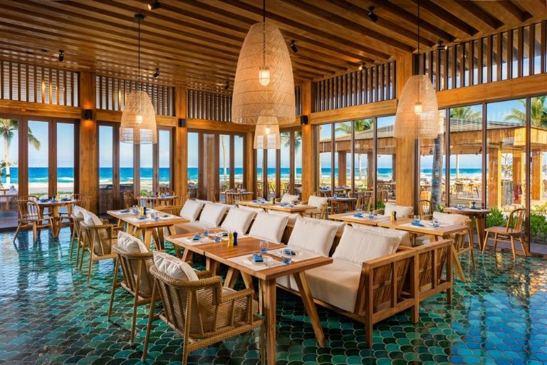 Chuỗi nhà hàng của Alma Resort Cam Ranh được thiết kế theo nhiều phong cách khác nhau từ cổ điển, vintage đến hiện đại mang đến cho du khách không gian ăn sang trọng. 