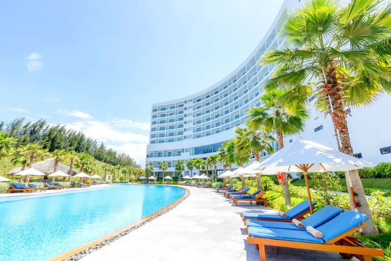 Selectum Noa Resort Nha Trang là khu nghỉ dưỡng được du khách yêu thích với view hướng khu vực đồi xanh mang đến không khi mát mẻ, trong lành. 