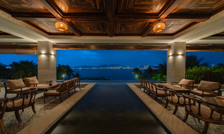 Khu vực sảnh chung có view hướng trực diện ra hồ bơi mang đến tầm nhìn đẹp và không gian thoáng mát cho cả resort Alibu này. (Nguồn ảnh: aliburesort.com)