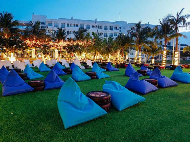 Resort Nha Trang Cham Oasis còn sở hữu hệ thống sân cỏ tự nhiên phục vụ chiếu phim ngoài trời cho du khách thư giãn vào mỗi buổi chiều tối. 