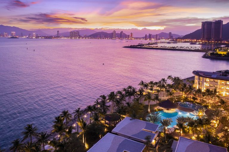 Boma Resort Nha Trang nằm ngay gần các vịnh và bãi biển nên hình thành 1 điểm lưu trú và chỗ nghỉ cho du khách cực kỳ thư giãn với view biển cực chill. (Nguồn ảnh: booking.com)