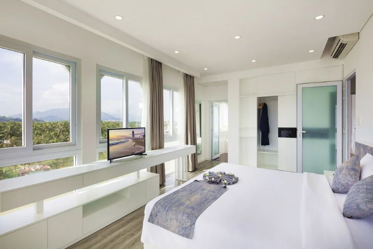 Phòng ngủ của Cham Oasis Nha Trang Resort Condotel có thiết kế rất basic với tông màu chủ đạo là trắng, nâu nhạt và xám mang đến sự hài hòa và trẻ trung. 