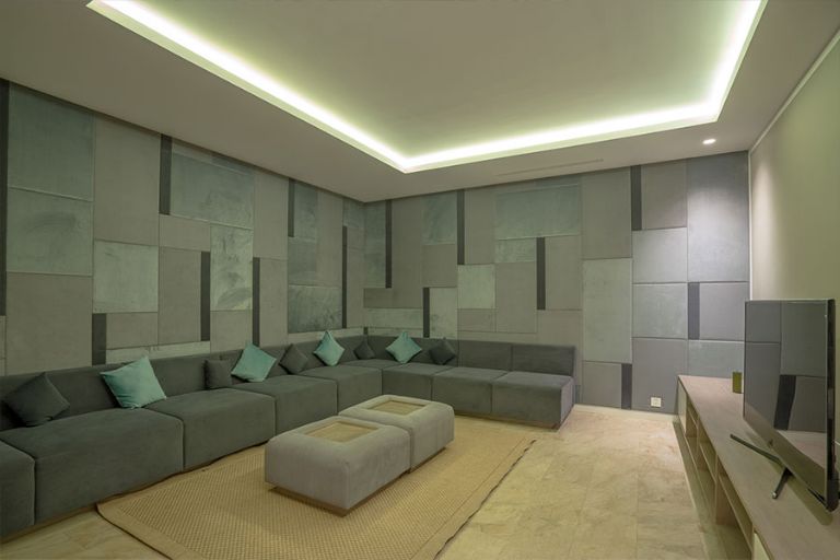 Khu vực phòng giải trí của Mia Luxury Five-Bedroom Residence được trang bị tivi 65 inchs cỡ lớn cùng dàn âm thanh xịn mịn để du khách có thể sử dụng. (Nguồn ảnh: booking.com)