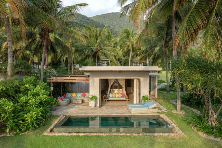 Mỗi 1 căn biệt thự hay 1 villa nhỏ đều được xây dựng riêng 1 khu bể bơi ngoài trời cho du khách sử dụng miễn phí. (Nguồn ảnh: Facebook.com)