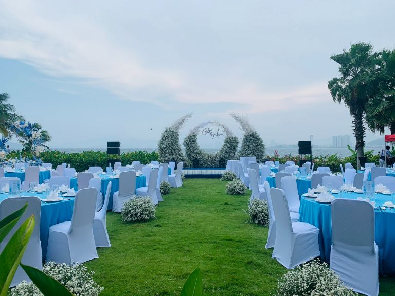 Không gian tổ chức tiệc cưới ngoài trời rất lãng mạn và được nhiều du khách tìm kiếm lựa chọn là địa điểm tổ chức tiệc cưới được yêu thích nhất khi đến với Nha Trang.