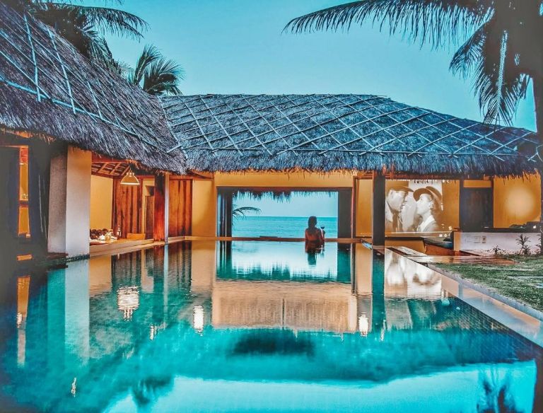 Green Organic Villas đem đến những căn biệt thự nguyên căn với hồ bơi vô cực nhìn thẳng ra bãi biển riêng tư vắng vẻ. (Nguồn: Booking.com)