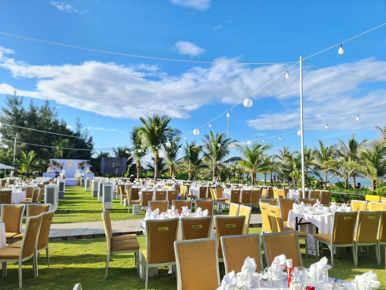 Sao Mai Beach Resort Phu Yen sở hữu không gian sân vườn rộng cho du khách tổ chức tiệc (nguồn: booking.com)