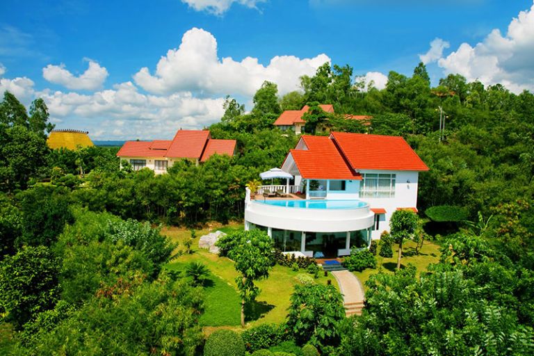 Vietstar Resort & Spa Tuy Hoà gây ấn tượng với những căn nhà chòi tông trắng mái đỏ (nguồn: booking.com)