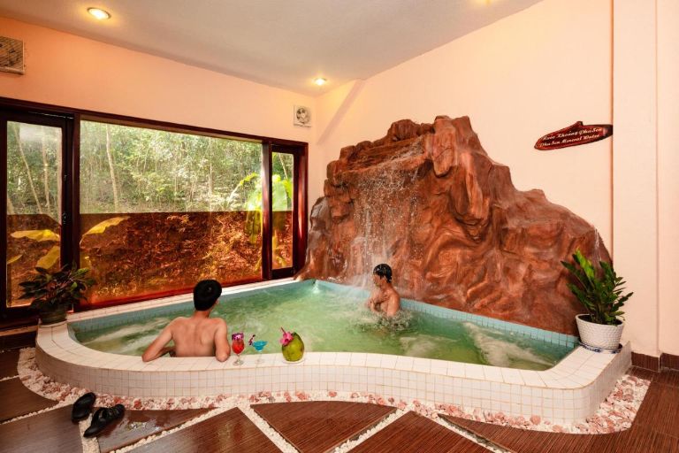 Vietstar Resort & Spa Tuy Hoà sở hữu các bể tắm khoáng nóng riêng tư cho quý khách thư giãn (nguồn: booking.com)