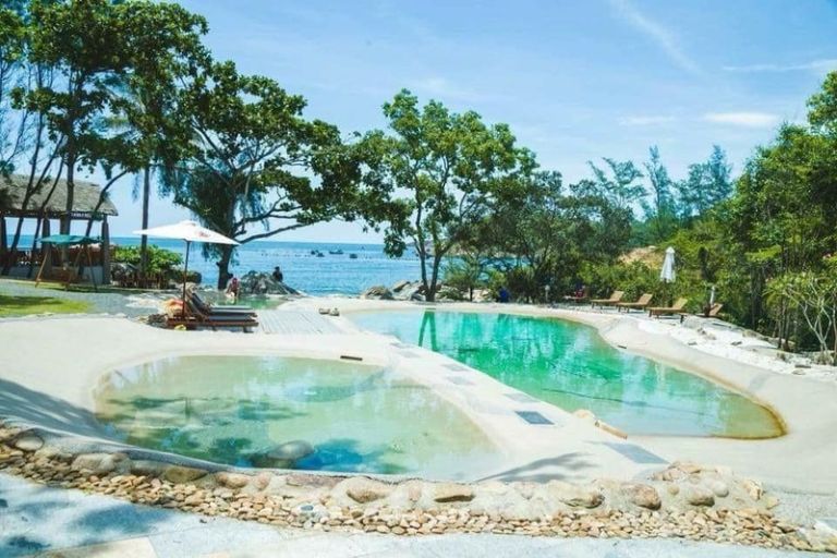 Khu vực hồ nước xanh mát là chiếc view cực đỉnh mà bạn có thể tha hồ sống ảo khi đến lưu trú tại O.SIX Resort.