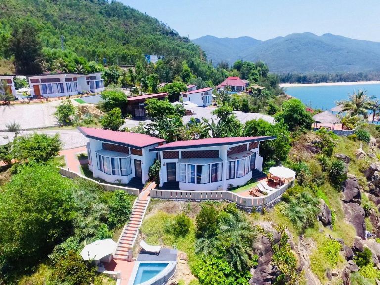 AURORA Villas & Resort mang tới những căn hộ nghỉ dưỡng hình cánh chim nối liền khu vực đồi núi và biển Bình Định.