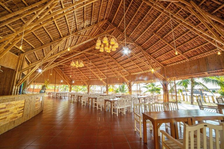 Nhà hàng của resort Quy Nhơn này với thiết kế đặc biệt, được làm hoàn toàn từ tre.