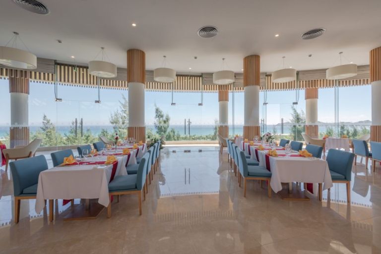 Thiết kế nhà hàng với không gian mở cực kỳ thoáng mát, view nhà hàng nhìn thẳng ra bãi biển Trung Lương.