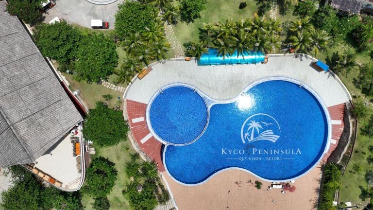 Bể bơi rộng hơn 150 mét vuông chắc chắn là dịch vụ mà bạn nên thử ít nhất một lần trong quá trình lưu trú tại Kỳ Co Peninsula Quy Nhơn.