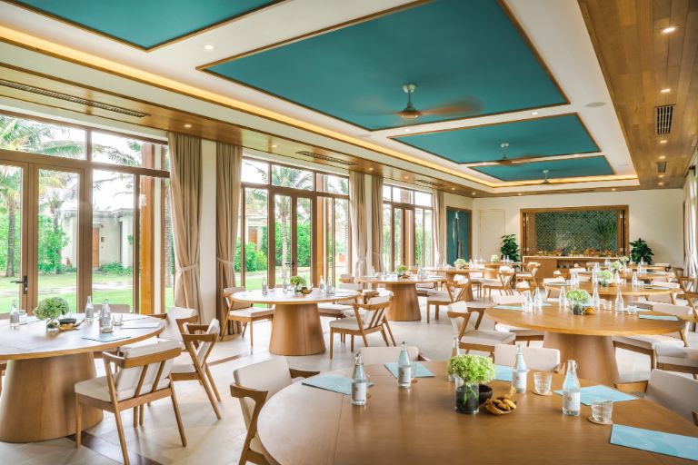Một trong hai nhà hàng được đánh giá là sang trọng, hiện đại bậc nhất trong số các dịch vụ của resort Quy Nhơn này.