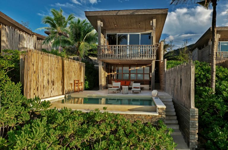 Ocean View Duplex Pool Villa là một loại căn phòng nghỉ sang trọng với tổng số 12 căn hộ trong khuôn viên, với diện tích rộng khoảng 194 mét vuông.