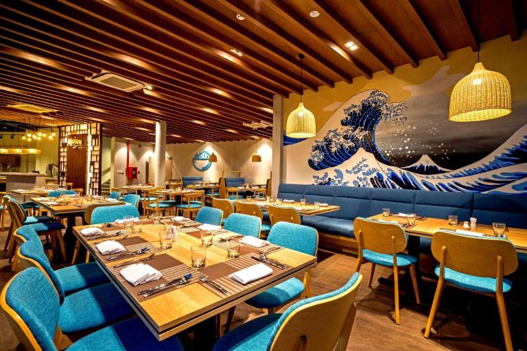 Nhà hàng Oceanami Villas & Beach Club thiết kế sang trọng với cảm hứng thiết kế từ biển cả (nguồn: booking.com)