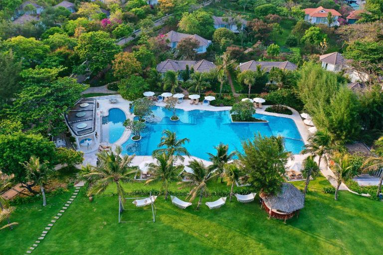 Fleur De Lys Resort & Spa Long Hải bao quanh bởi không gian sân vườn xanh cực thư giãn (nguồn: booking.com)