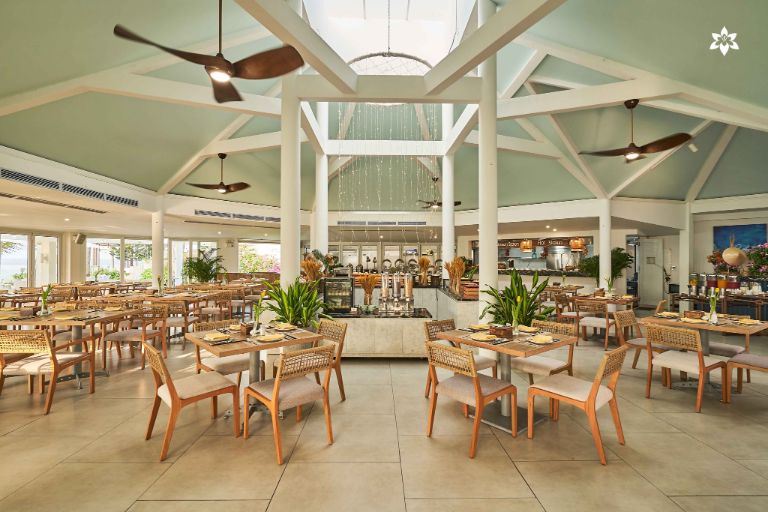 Nhà hàng Fleur De Lys Resort & Spa Long Hải mang kiến trúc Địa Trung Hải gam xanh lá pastel (nguồn: booking.com)