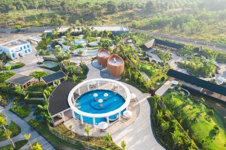 Minera Hot Springs Binh Chau mang thiết kế Địa Trung Hải Phục Hưng độc lạ tông xanh trắng (nguồn: booking.com)