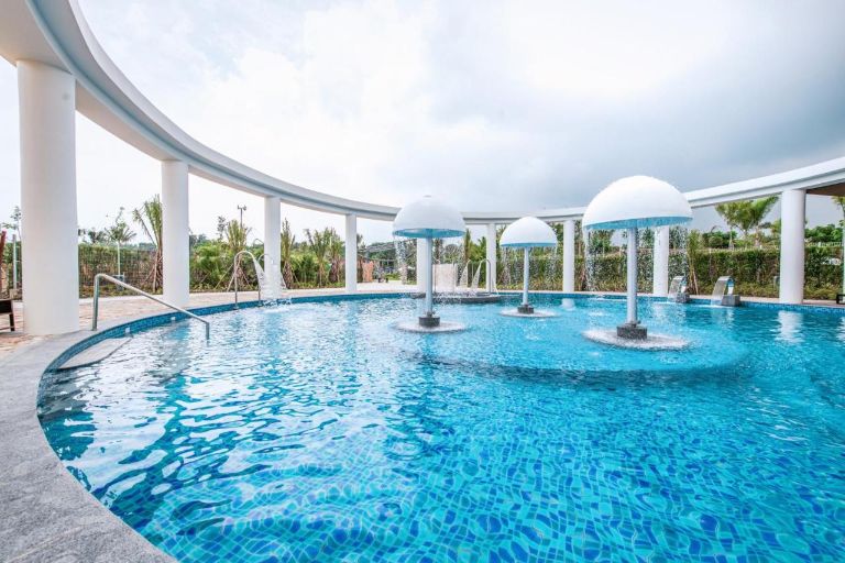 Khu vực bể bơi Minera Hot Springs Binh Chau thiết kế dạng hình tròn với gam trắng chủ đạo (nguồn: booking.com)