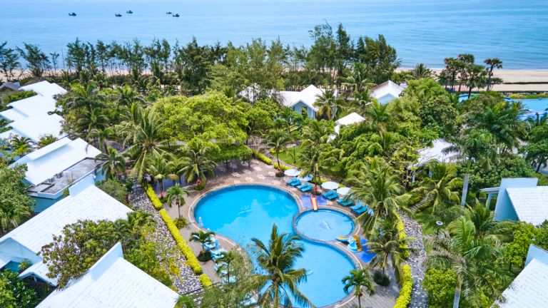 Carmelina Beach Resort có quy mô rộng lớn hàng héc ta bao quanh bởi đồi cây dừa và cọ (nguồn: booking.com)