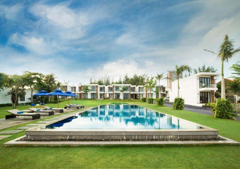 Saint Simeon Resort and Spa bao quanh bởi thảm cỏ nhân tạo và rừng cây xanh mát (nguồn: facebook.com)