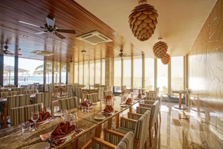 Nhà hàng Marina Bay Vung Tau Resort & Spa hướng tầm nhìn thẳng ra hồ bơi và bãi biển (nguồn: booking.com)