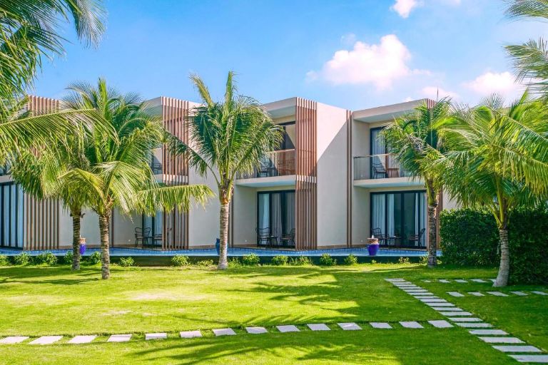 Khuôn viên Marina Bay Vung Tau Resort & Spa trải thảm cỏ xanh mướt (nguồn: booking.com)