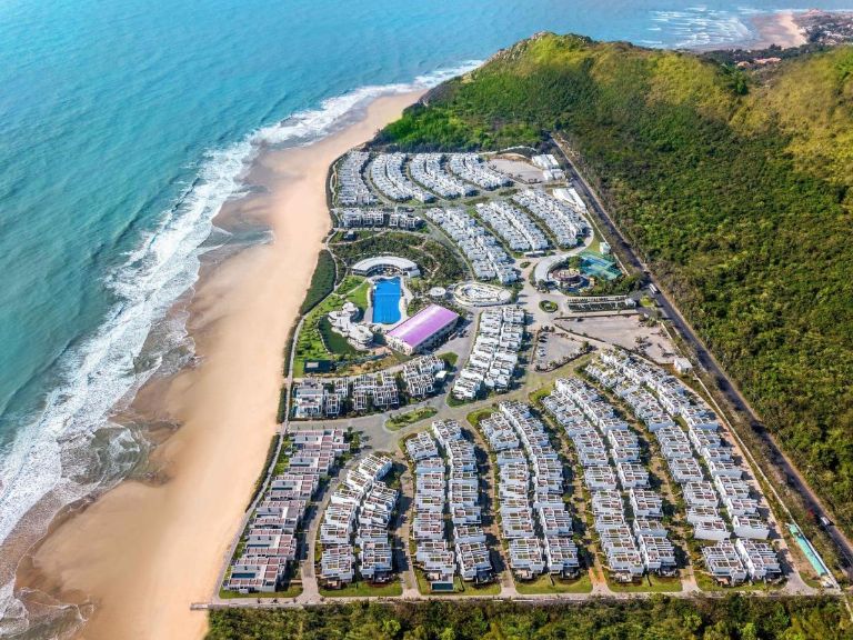 Oceanami Villas & Beach Club sở hữu vị trí đắc địa nằm ngay sát bờ biển (nguồn: booking.com)