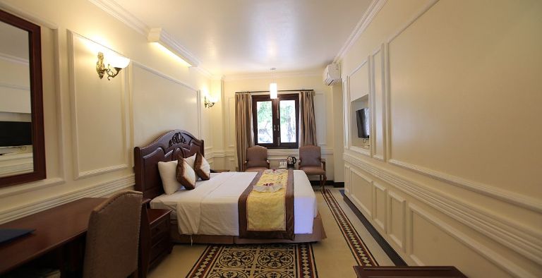 Các villa tại Sài Gòn Côn Đảo Resort được thiết kế theo kiến trúc Pháp đặc trưng, với hình khối vuông tỉ lệ cân đối trên tường và gam màu trắng be thanh lịch tạo nên vẻ đẹp độc đáo.