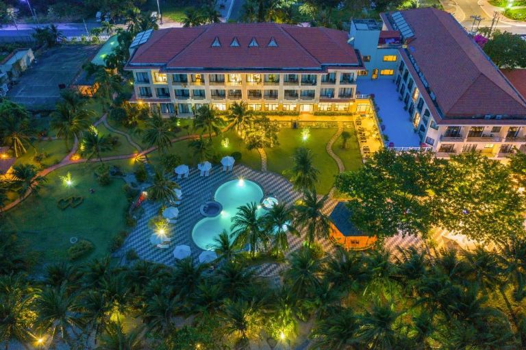 Tổng số phòng ngủ của các căn villa tại Sài Gòn Côn Đảo Resort là 35, được chuyển đổi từ những biệt thự được xây dựng từ những năm 1920 do người Pháp xây dựng.