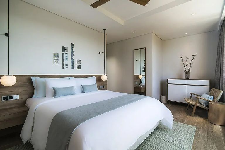 Biệt thự Polaris cung cấp cho du khách 3 phòng ngủ lớn với mỗi phòng được trang bị 1 giường đôi lớn hoặc 2 giường đơn nhỏ giúp cho du khách có nhiều sự lựa chọn. (Nguồn ảnh: sc-signaturephuquoc.com)