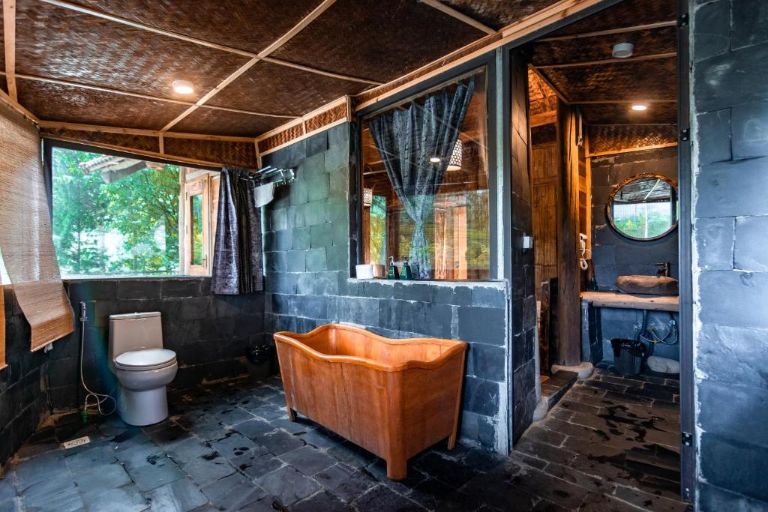 Khu vực phòng tắm là một trong những điểm nổi bật nhất của Hạng Phòng Bungalow View Núi (nguồn: booking.com)