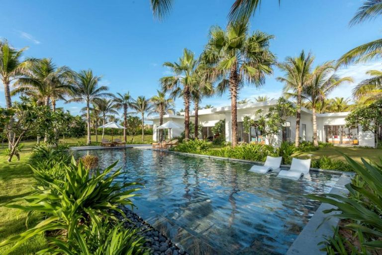 Với diện tích 370m2, căn villa này sở hữu bở bới, sân vườn riêng. (nguồn: booking.com)