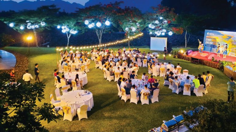 Serena Resort Kim Bôi tổ chức tiệc ăn ngoài trời với không gian sân rộng lớn và thiết kế đèn lung linh bắt mắt 