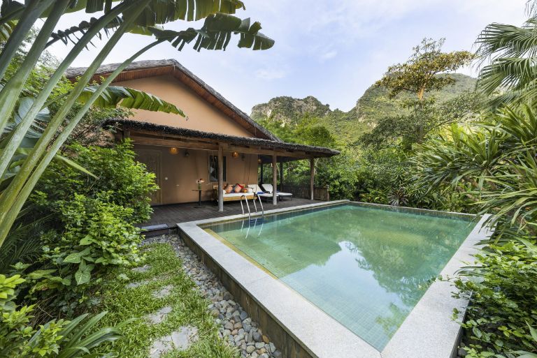 Nghỉ dưỡng tại Osen Villa du khách có thể trải nghiệm riêng hồ ngâm nước khoáng được thiết kế ngay tại trước của home 