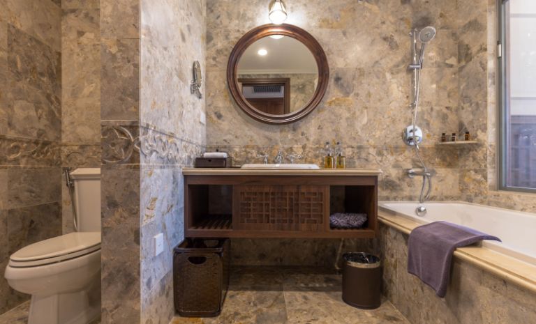 Khu vực nhà vệ sinh Hạng phòng Classic tiêu chuẩn có đầy đủ bồn tắm spa, lavabo (nguồn: booking.com)