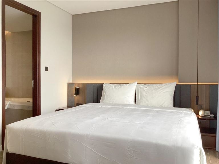 Premier Suite Sea View là hạng phòng lý tưởng cho cả gia đình, với đầy đủ phòng khách, phòng ngủ, phòng vệ sinh và ban công. 