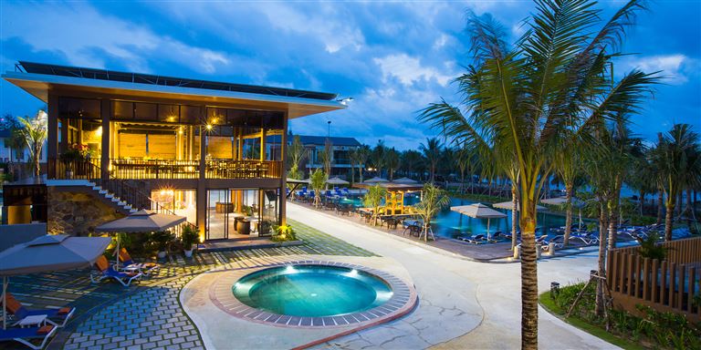 Sonaga Beach Resort Phú Quốc đem đến một bể sực khoáng Jacuzzi ngoài trời giúp khách hàng thư giãn và phục hồi sức khỏe. 
