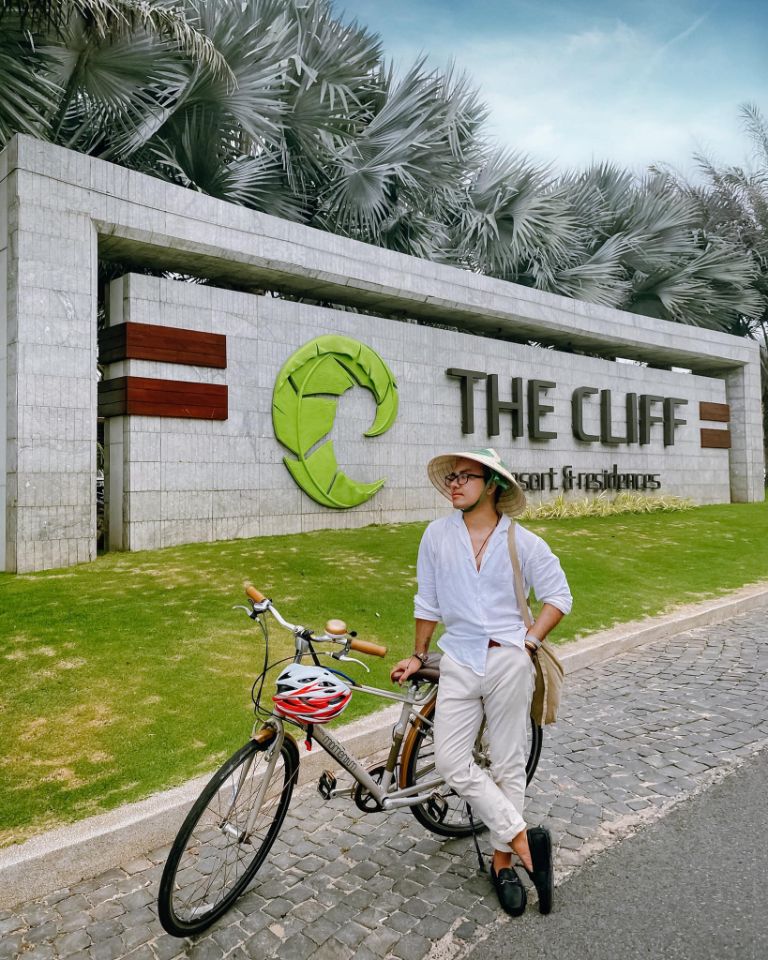 The Cliff Resort Mũi Né nằm ngay tại cửa ngõ chính dẫn vào Mũi Né, cách trung tâm thành phố Phan Thiết khoảng 13km và cách Mũi Né khoảng 19km.