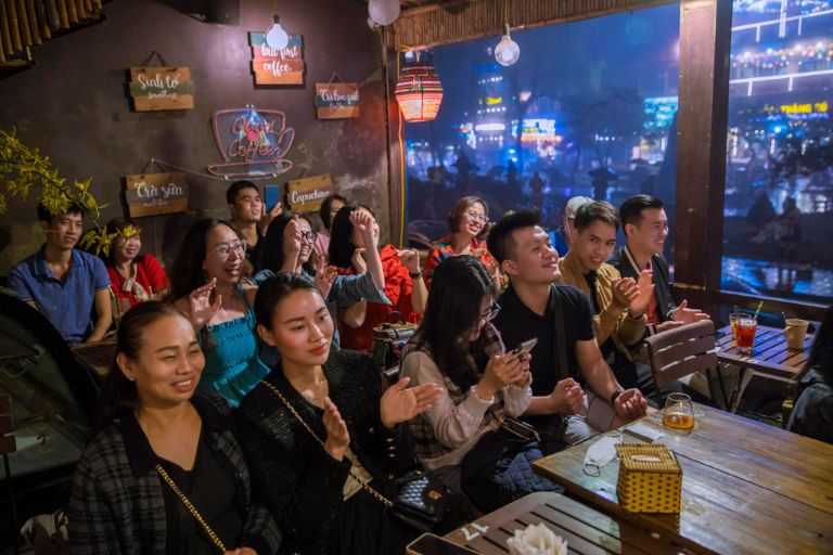 Mỗi tối thứ 7 khách lưu trú lại tụ tập đông đúc tại Coong Coffee để tận hưởng live show (nguồn: facebook.com)